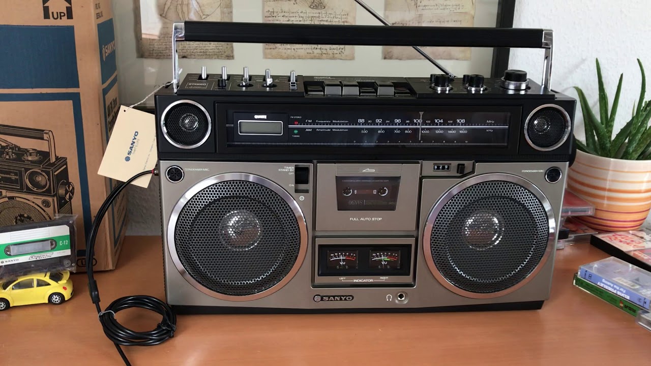 Sanyo M 9990 Stereo Cassette Recorder with Quarz Clock playing a CD through Line-In