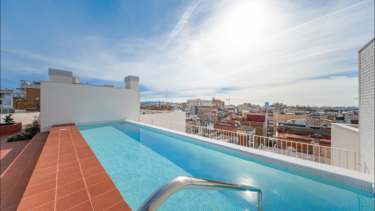 Dúplex a estrenar con patio y piscina comunitaria en azotea cerca de Camp Nou