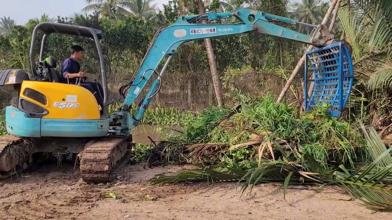 Video máy xúc dọn rác dưới sông