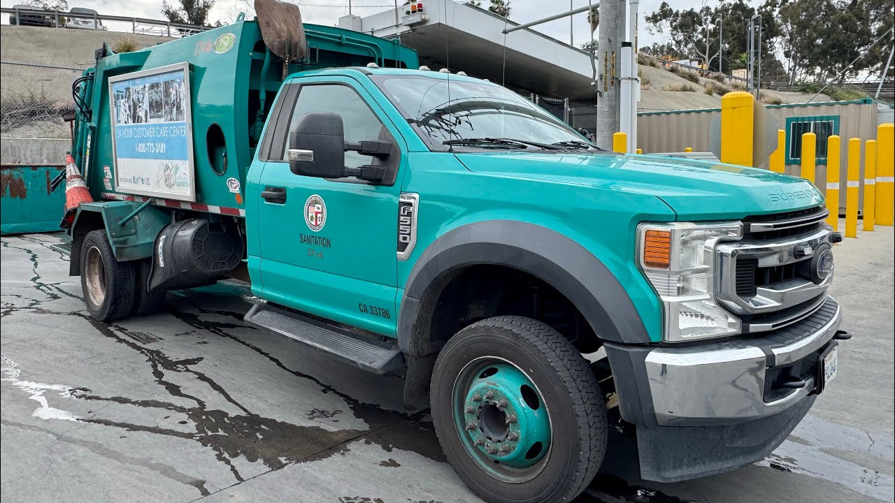 L.A. Garbage Truck Driver POV: Tiny Rear Loader Garbage Truck on Wire Mesh Trash Cans! 