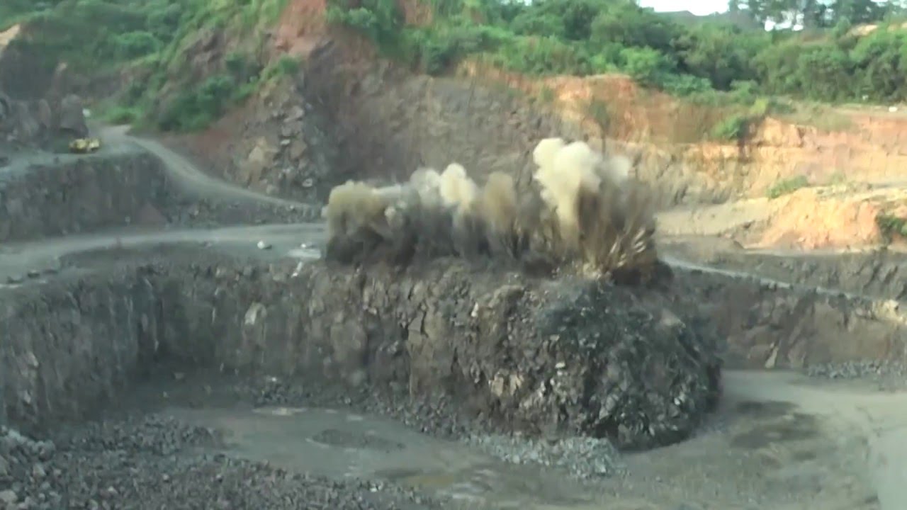 Veja uma Explos&atilde;o em uma Pedreira Full HD com Drone