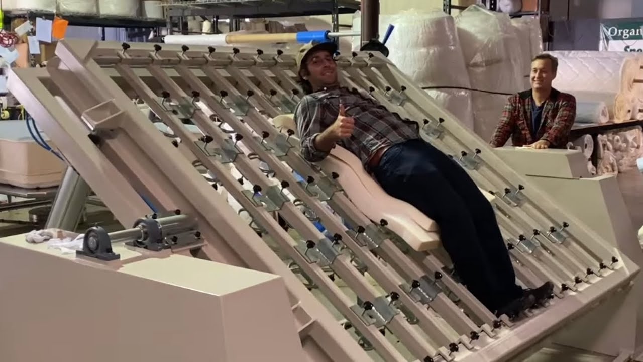 Искусство тафтинговой обивки кроватей до сих пор практикуется на фабрике матрасов Спенсера в Вент...