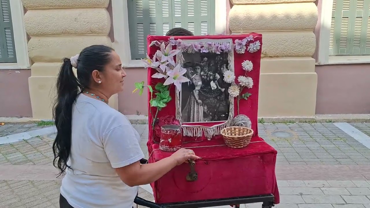 NOSTALGIC SOUNDS FROM A VINTAGE BARREL ORGAN ΛΑΤΕΡΝΑ ΣΤΗΝ ΚΑΛΑΜΑΤΑ GREECE 🇬🇷 ♥️ 