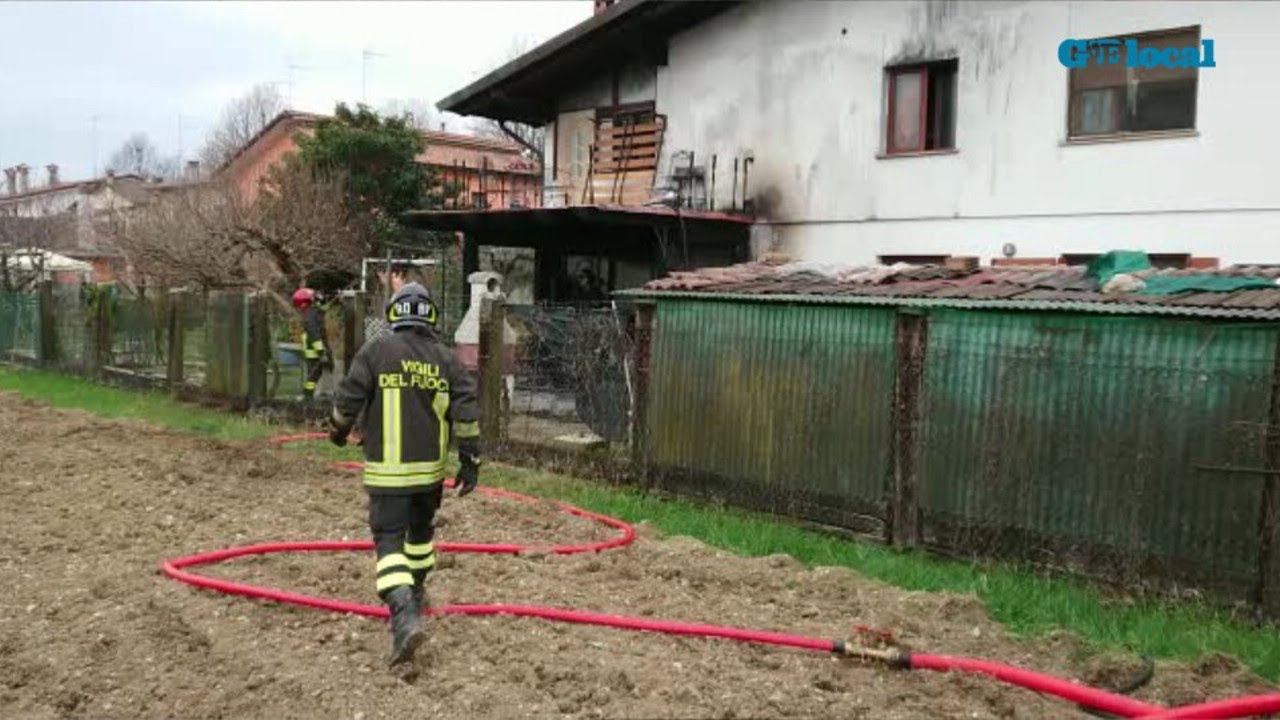 Incendio a Strassoldo, i vigili del fuoco spengono le fiamme che divorano la casa