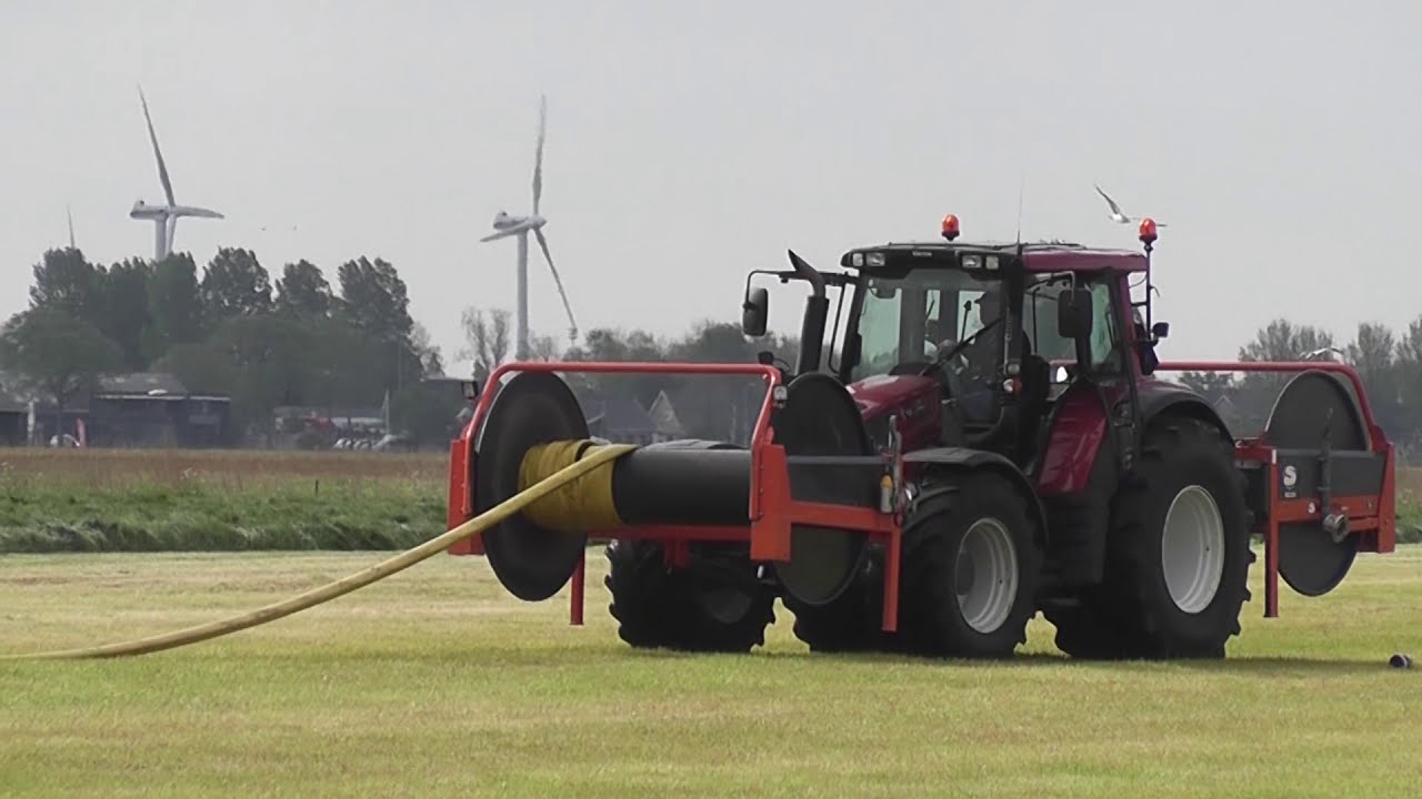Sleepslang oprollen op een haspel (deel 2) door loonbedrijf Rispens-Miedema