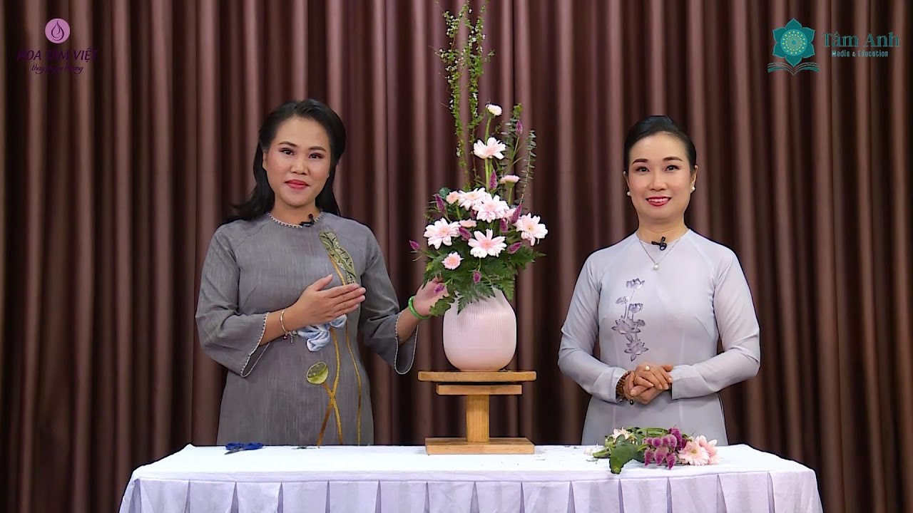 Hướng dẫn cắm hoa cơ bản dạng thẳng bình cao