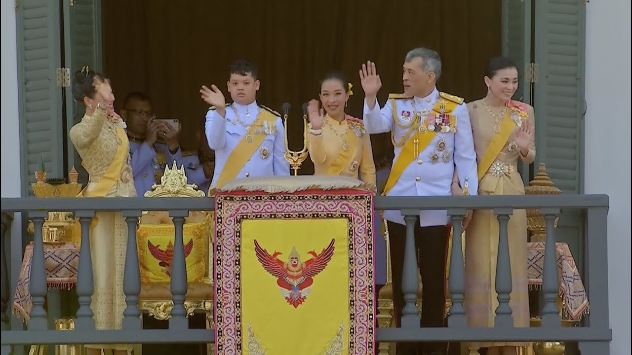 ในหลวงรัชกาลที่ 10 เสด็จออกสีหบัญชร