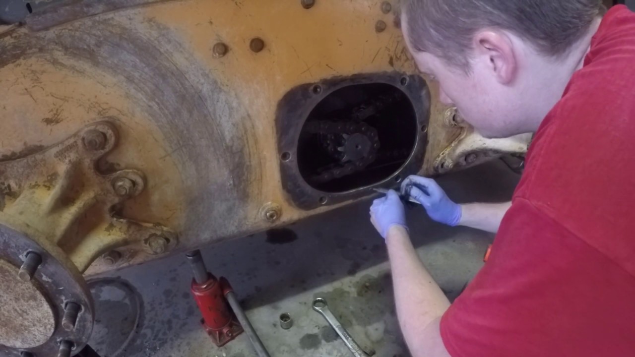 Adjusting skidsteer drive chains