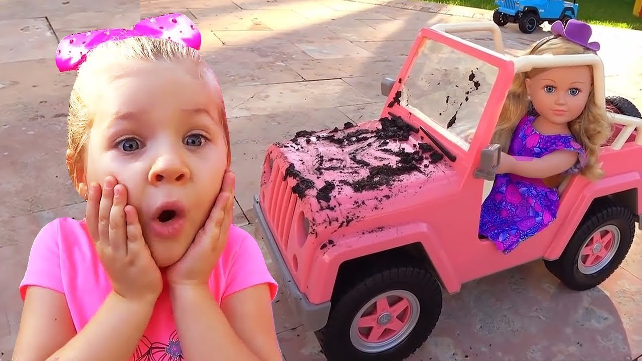 Diana chơi với đồ chơi cưỡi ngựa