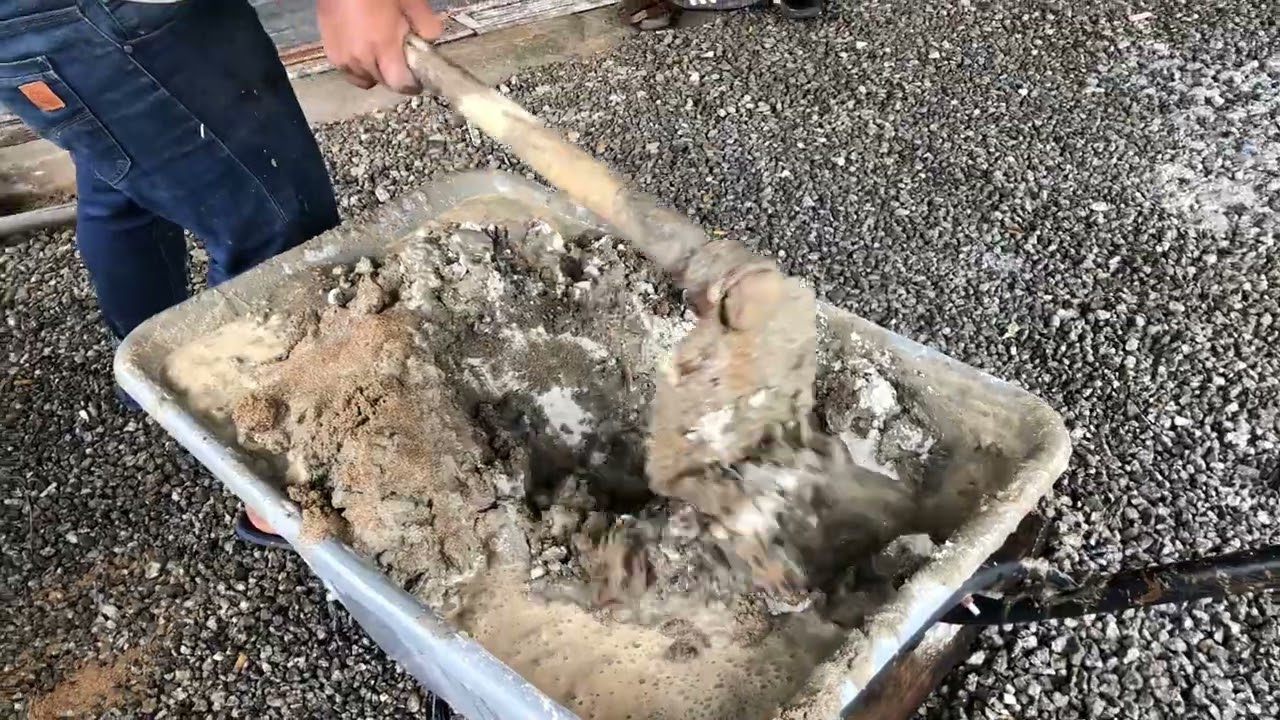 Cara menggaul simen dalam kereta sorong / tolak. Mix cement in wheelbarrow.