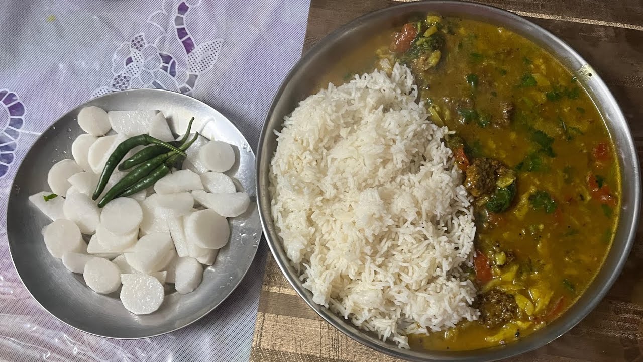 गहथ  ( कुलथी ) की गथुडी और  आलू की तरीदार सब्जी 