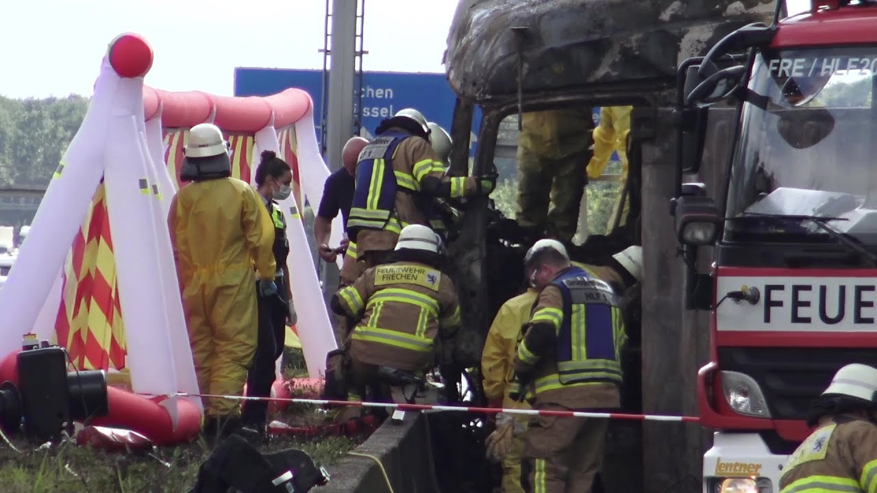 LKW umgekippt - Feuer gefangen - Fahrer verbrannt auf A4 Höhe Kerpen am 18.08.20