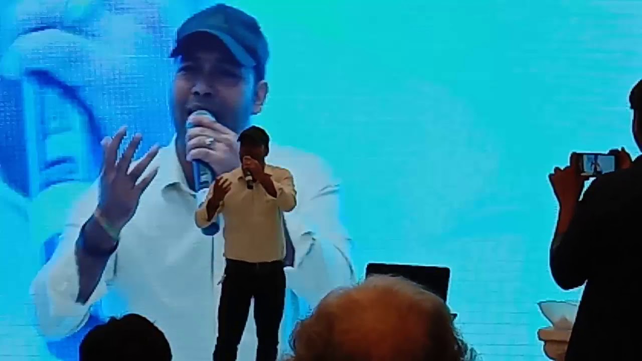 Anuj Pandit singing Maine puchha chand se