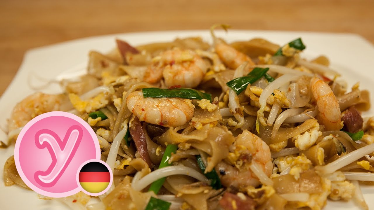 CHAR KWAY TEOW - gebratene Reisbandnudeln mit Garnelen, Ei, Lauchzwiebeln, Sojasprossen und Salami
