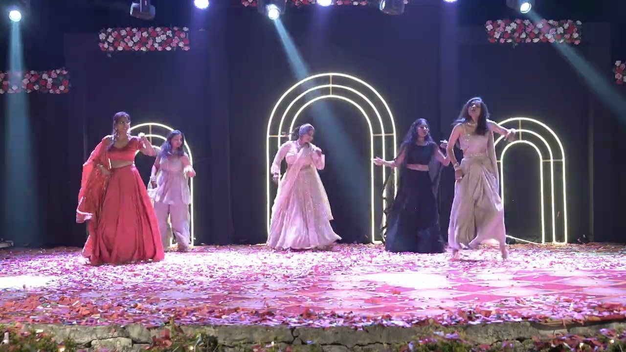  Bride dance with sister and friends।। Aaj ke ladke , thoda sa pagla , nagada song