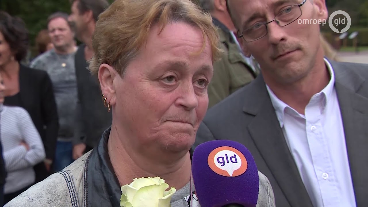 Familie, vrienden en BN'ers brengen laatste groet aan Koos Alberts