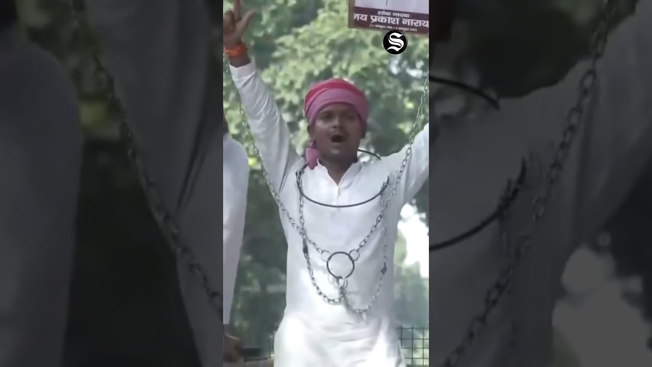 A Samajwadi Party worker Ties Himself in Chains, Protests Outside Akhilesh Yadav's Residence
