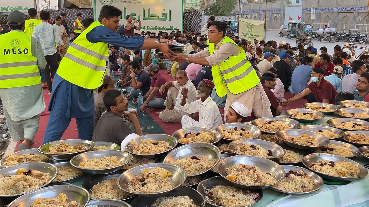 Charity Meal for 10,000+ People 🌙 Roadside Biggest Ramadan Iftar
