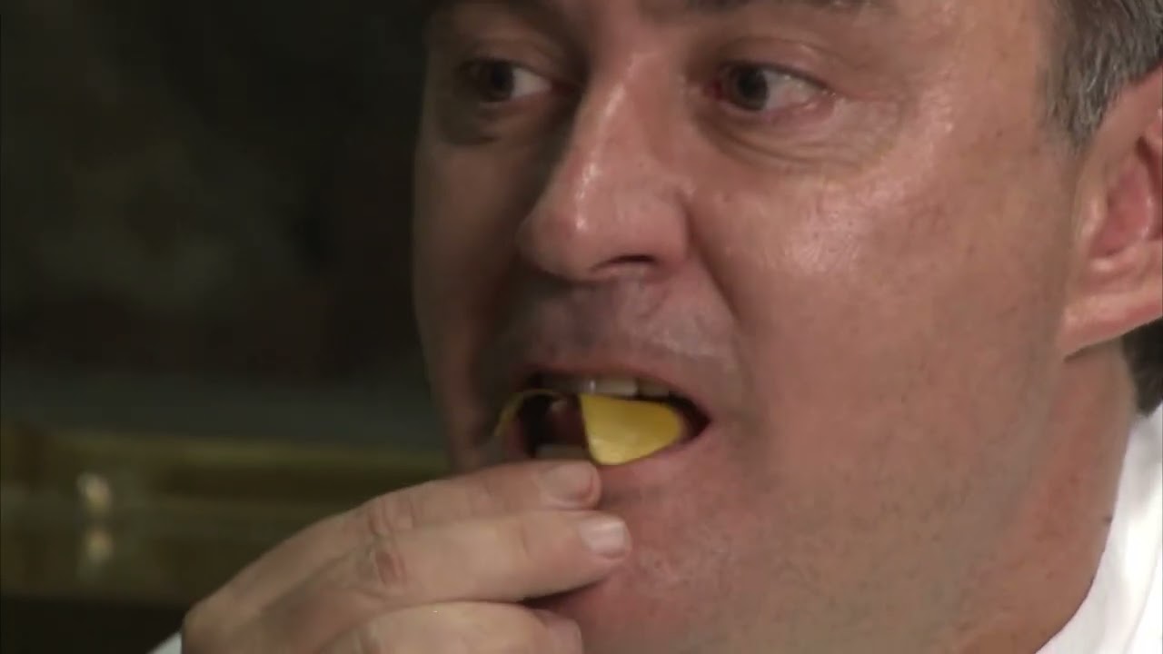 Ferran Adrià degustando el menú como control de cualidad