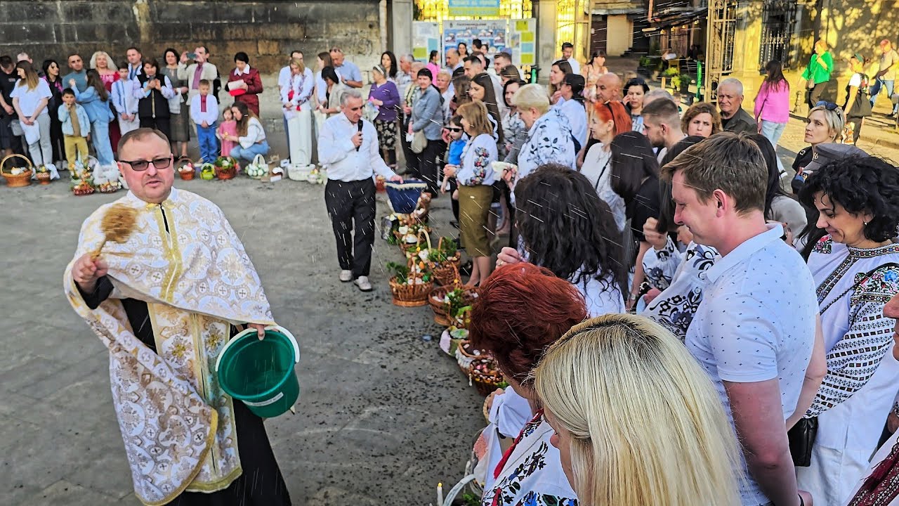 Львів, площа Соборна, освяченя пасхальних кошиків 4.05.2024. церква Св. Андрія.