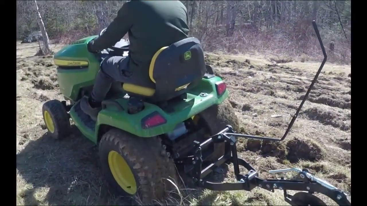 Отвальный плуг Brinly с двигателем John Deere X530