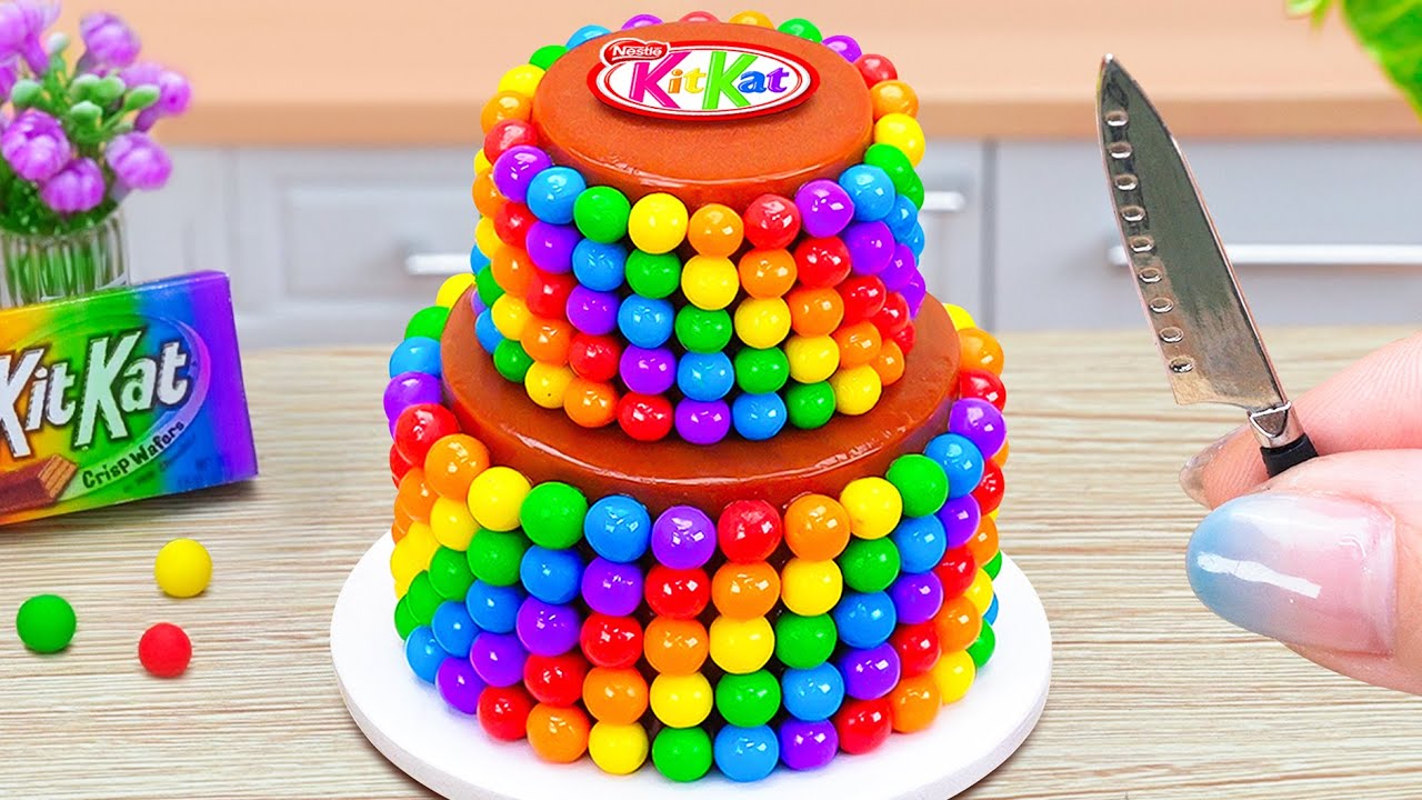 Spiral Rainbow KitKat Cake 🧁🌈 Satisfying Miniature KitKat Cake Recipes 💕 Rainbow Baking
