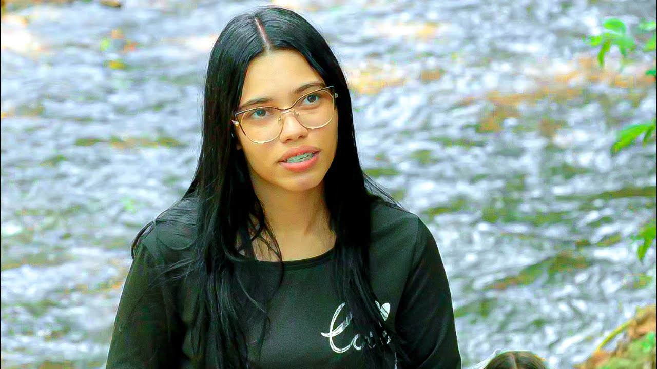 Se burla de su vecina por cruzar el río para ir a estudiar, que final 😳📚 #historias #viralvideo