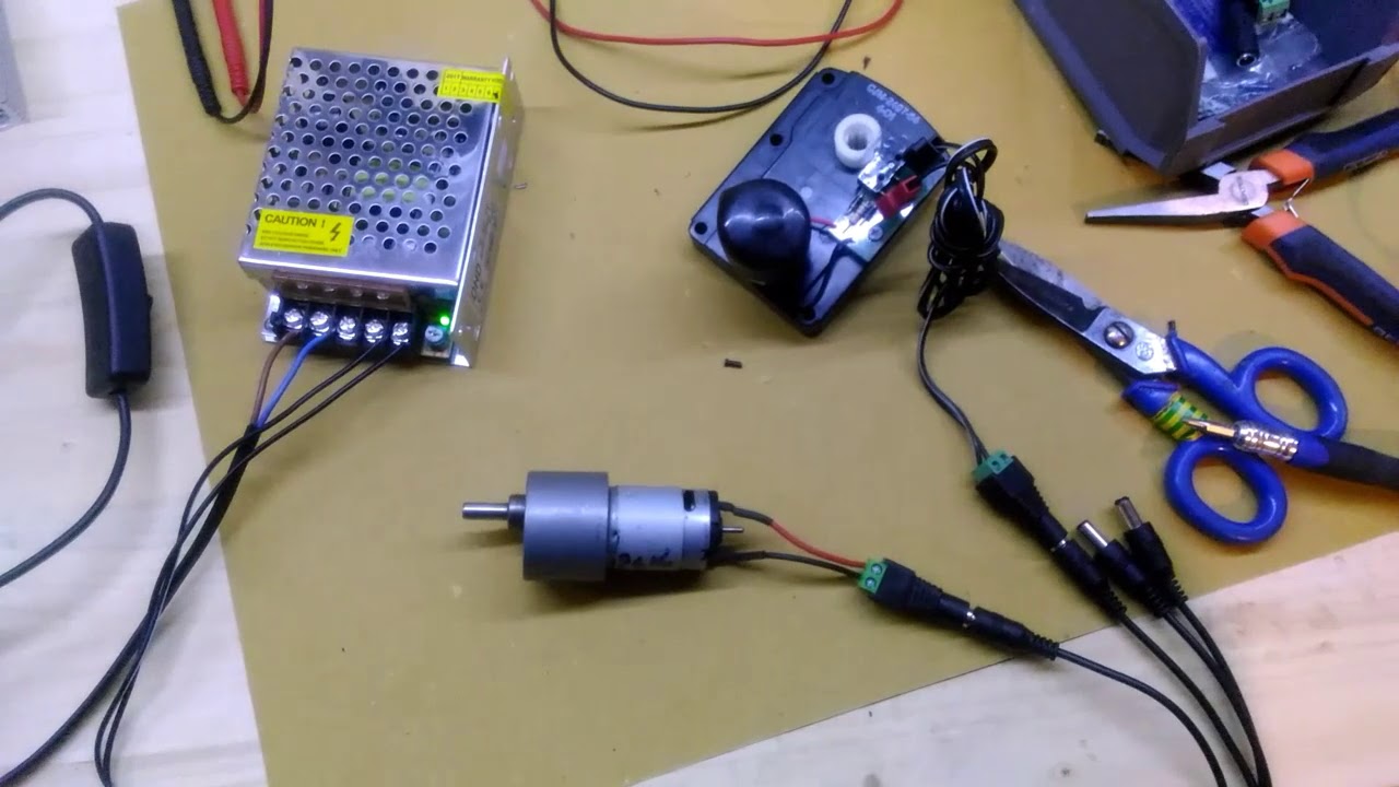 ARDUINO: distributore di crocchette con timer ed erogazione manuale