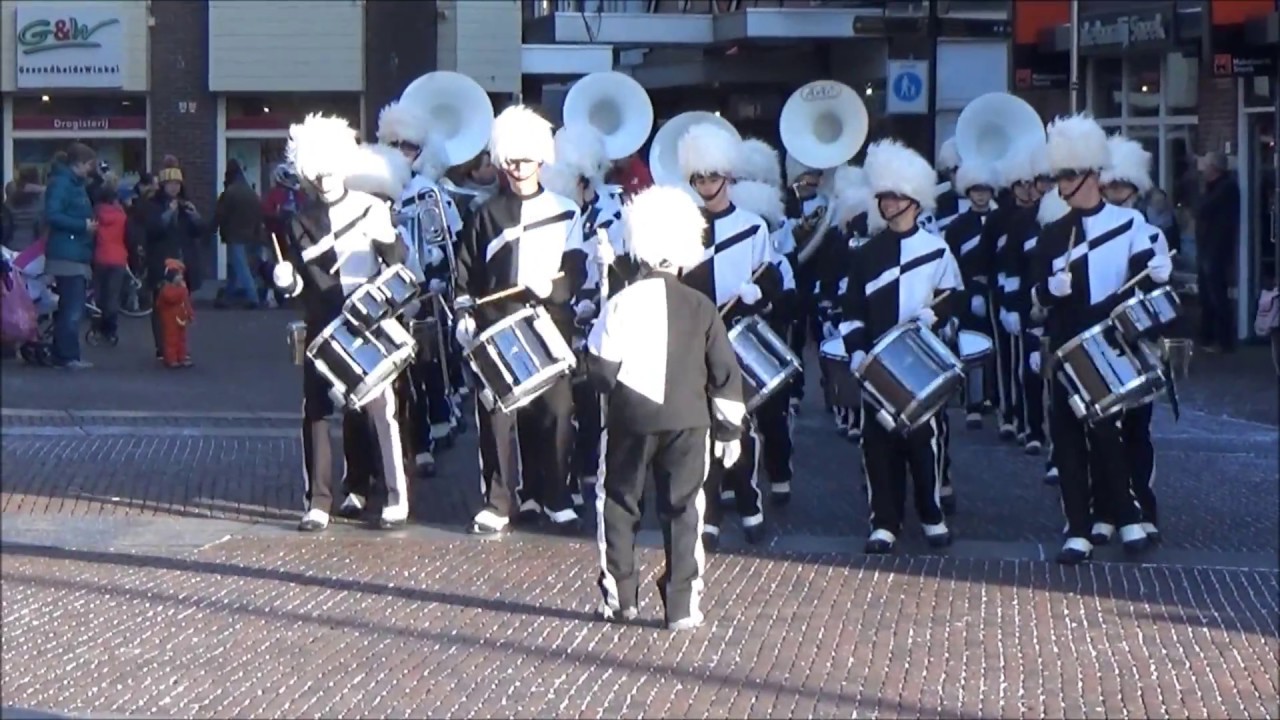 Jong Advendo en Advendo Sneek bij de Carnavalsoptocht in Sneek