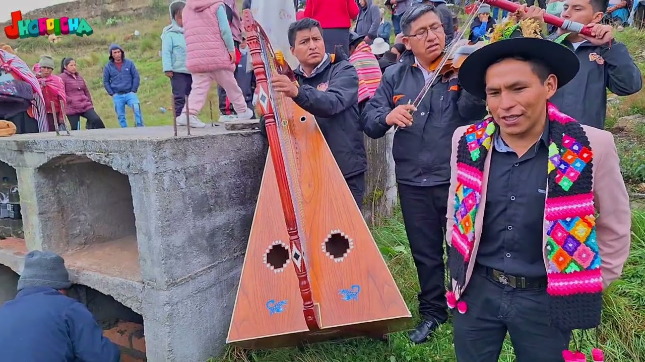 Efrain  Peralta  Ídolo huallhuino   -  llorando despiden 😭😭😭