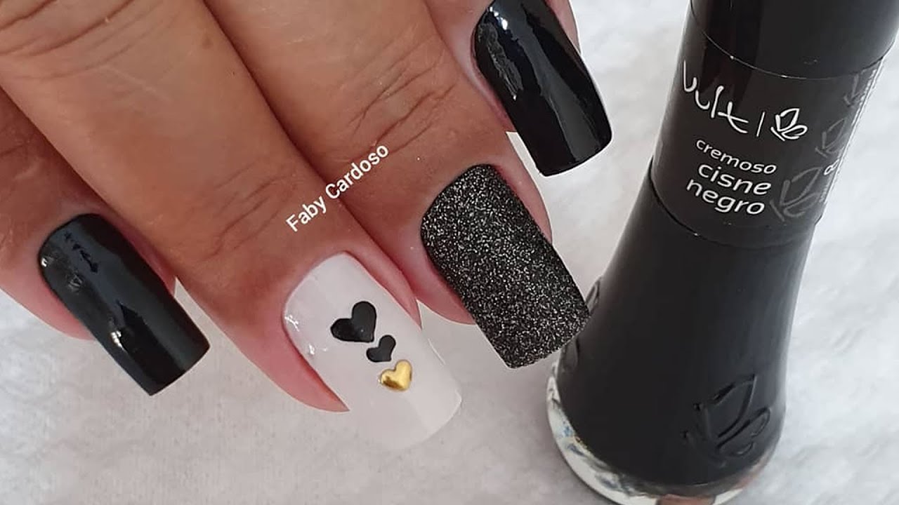 Decoração de unhas em mãos morenas