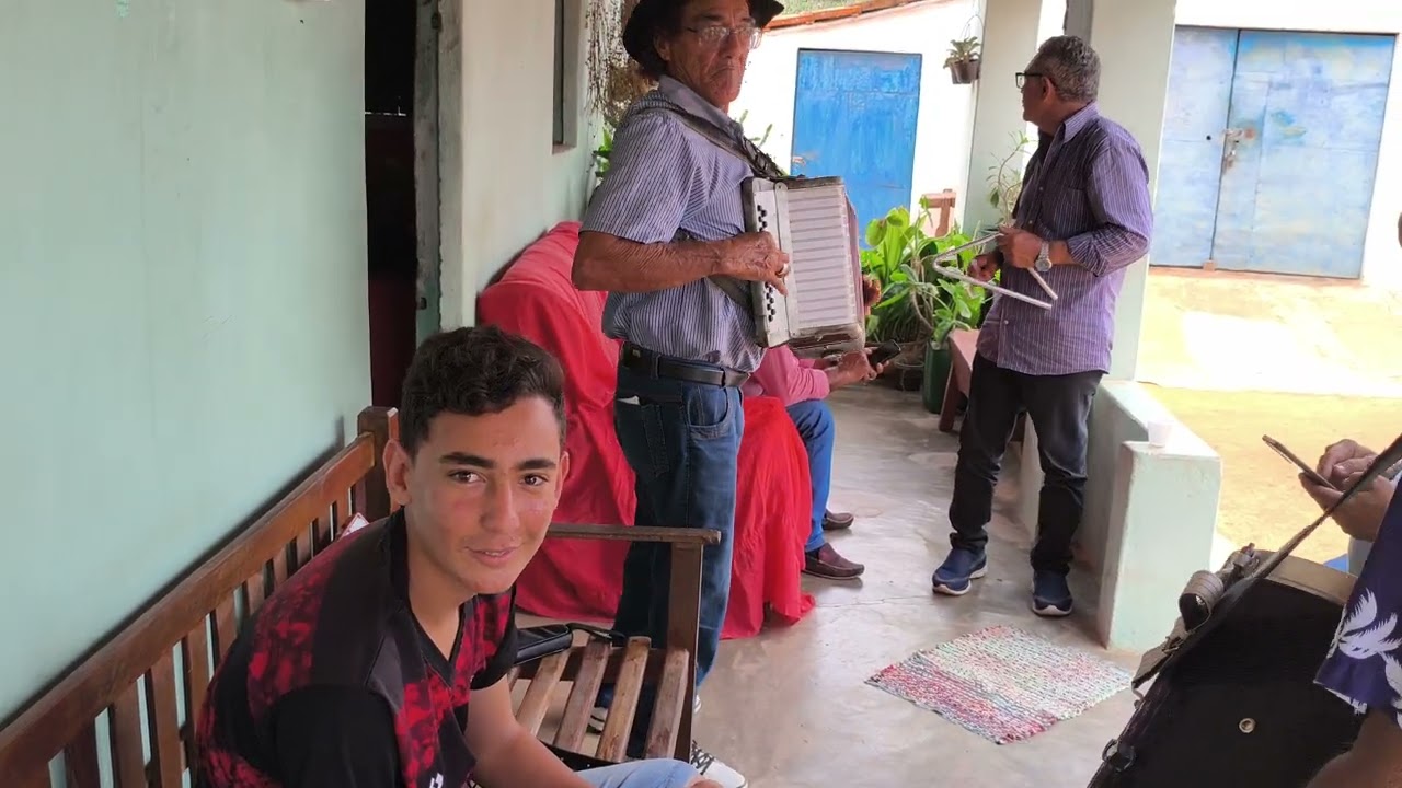 Cícero de Zuca tocando muito forró 
