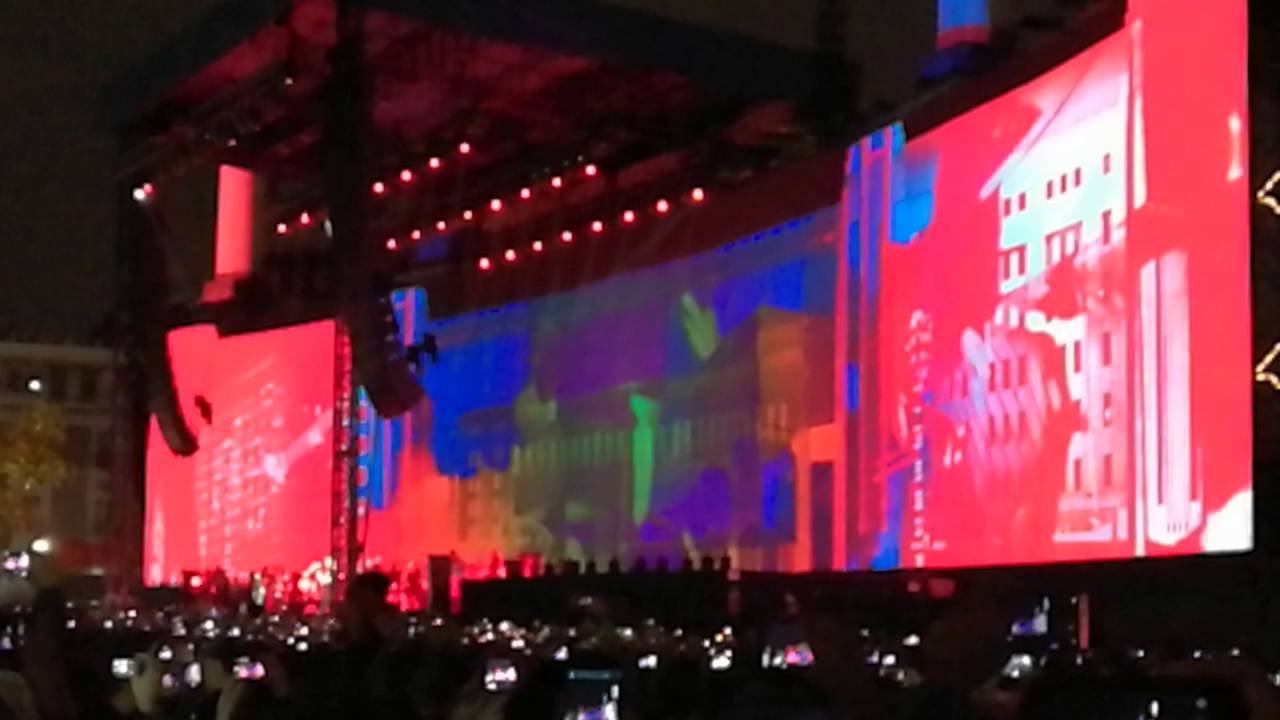 Another brick in the wall. Roger water. Zocalo