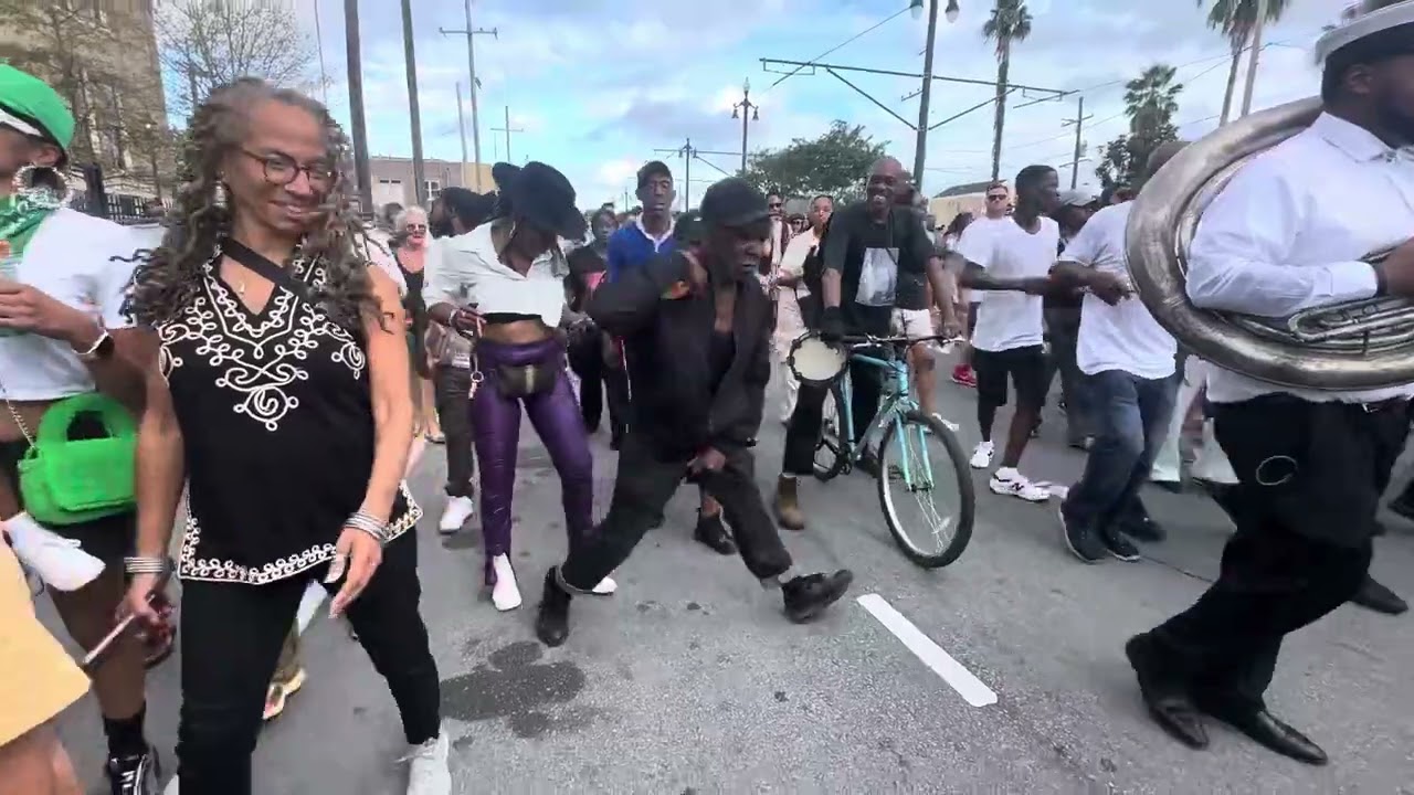 Black Men of Labor Traditional Second Line!!  I Fly Away 