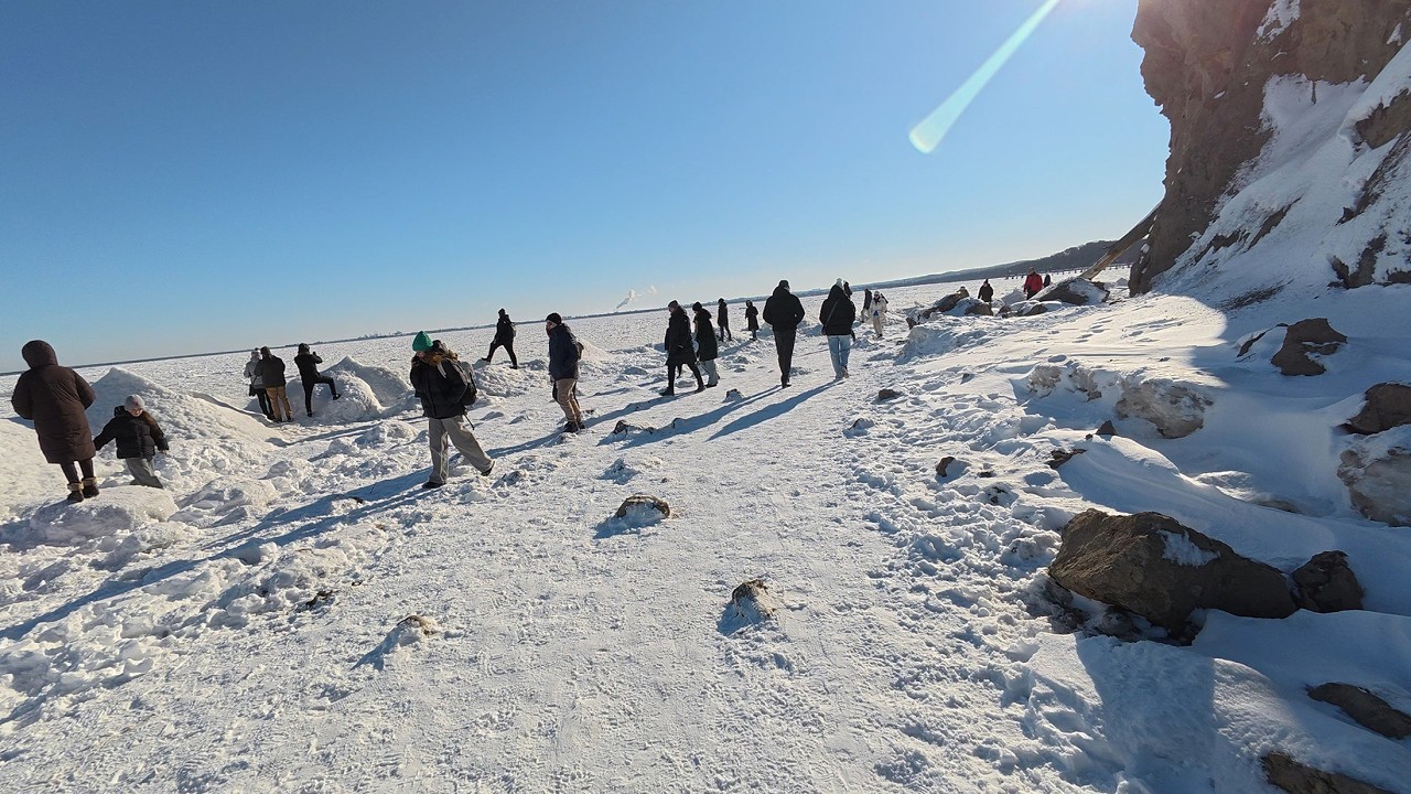 Co robią ludzie przy klifie w Gdynia Orłowo Zima luty 2026 8K BTC