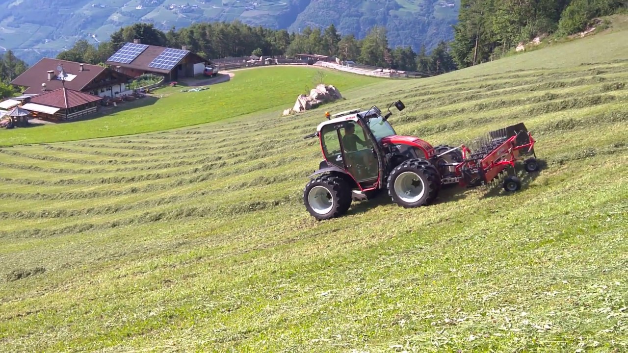 Schwaden Grummet mit Mounty und  Bandrechen über Bozen/Südtirol