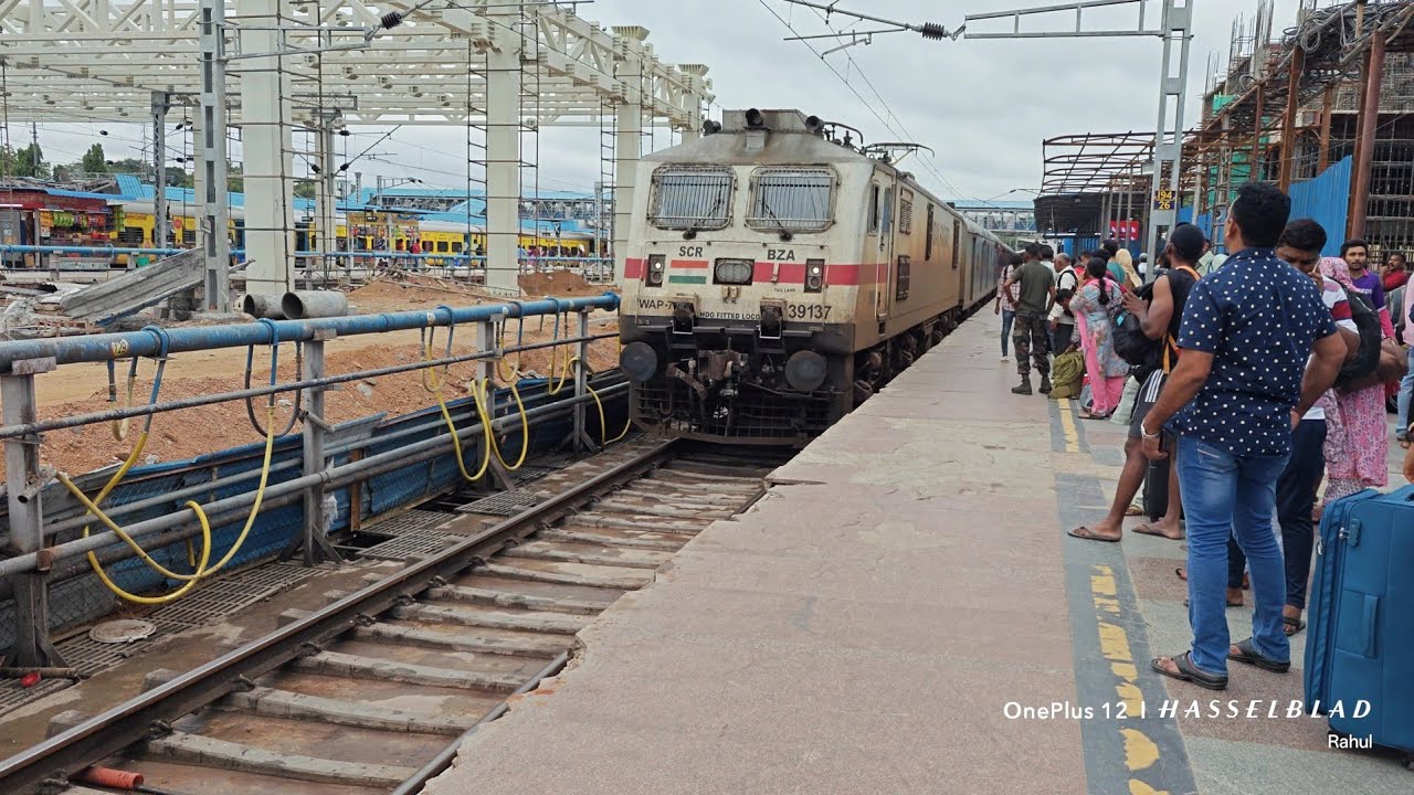 Graceful Arrival and Departure of Benguluru Rajdhani Express at Secunderabad Junction with BZA WAP7.
