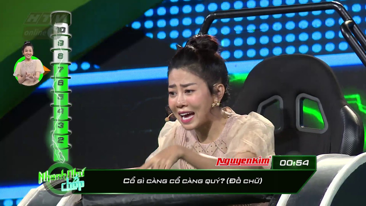Ốc Thanh V&acirc;n đứng ngồi kh&ocirc;ng y&ecirc;n khi Mai Phương l&ecirc;n 