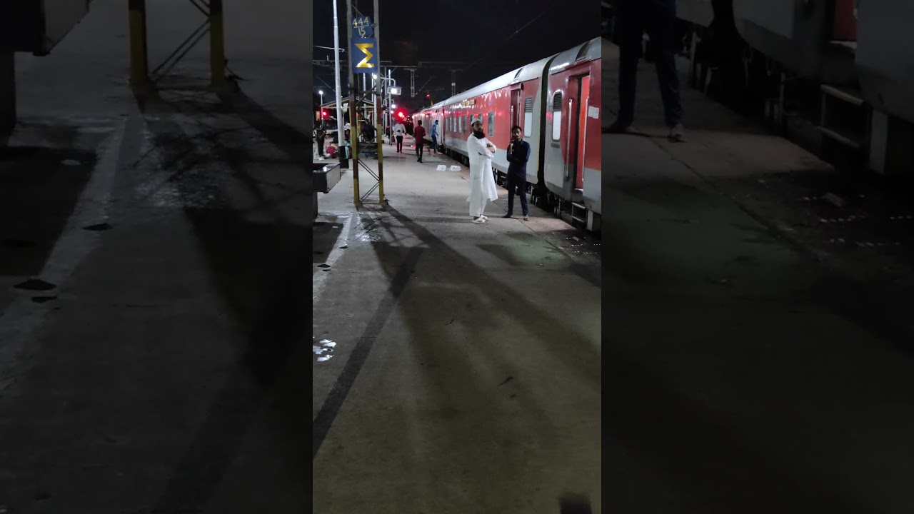 22121 Lucknow AC Express