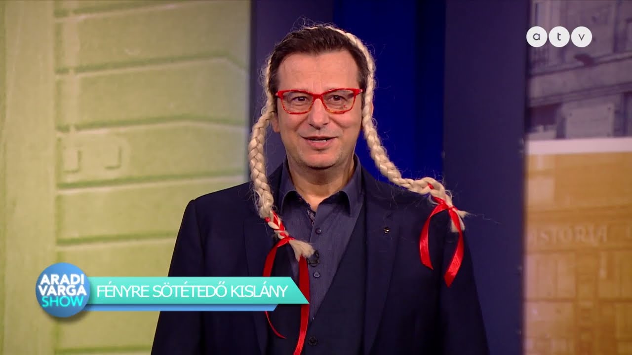 Fényre sötétedő kislány