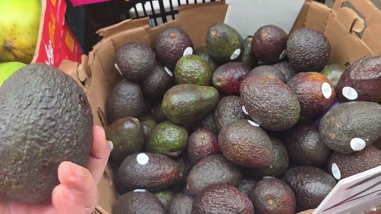 Fuimos a comprar frutas alas persona que se pone en las calles a vender 