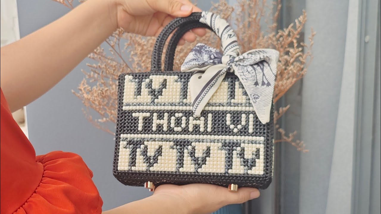 Hướng dẫn làm túi thêu kết hợp móc,size mini, nhỏ nhắn, phần 1 ( cắt canvas và vẽ chữ)