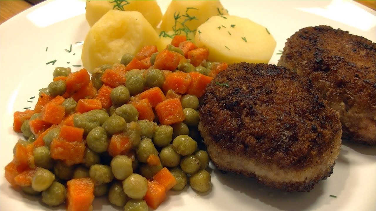 Kotlety mielone podane z marchewką z groszkiem, KitchenBook
