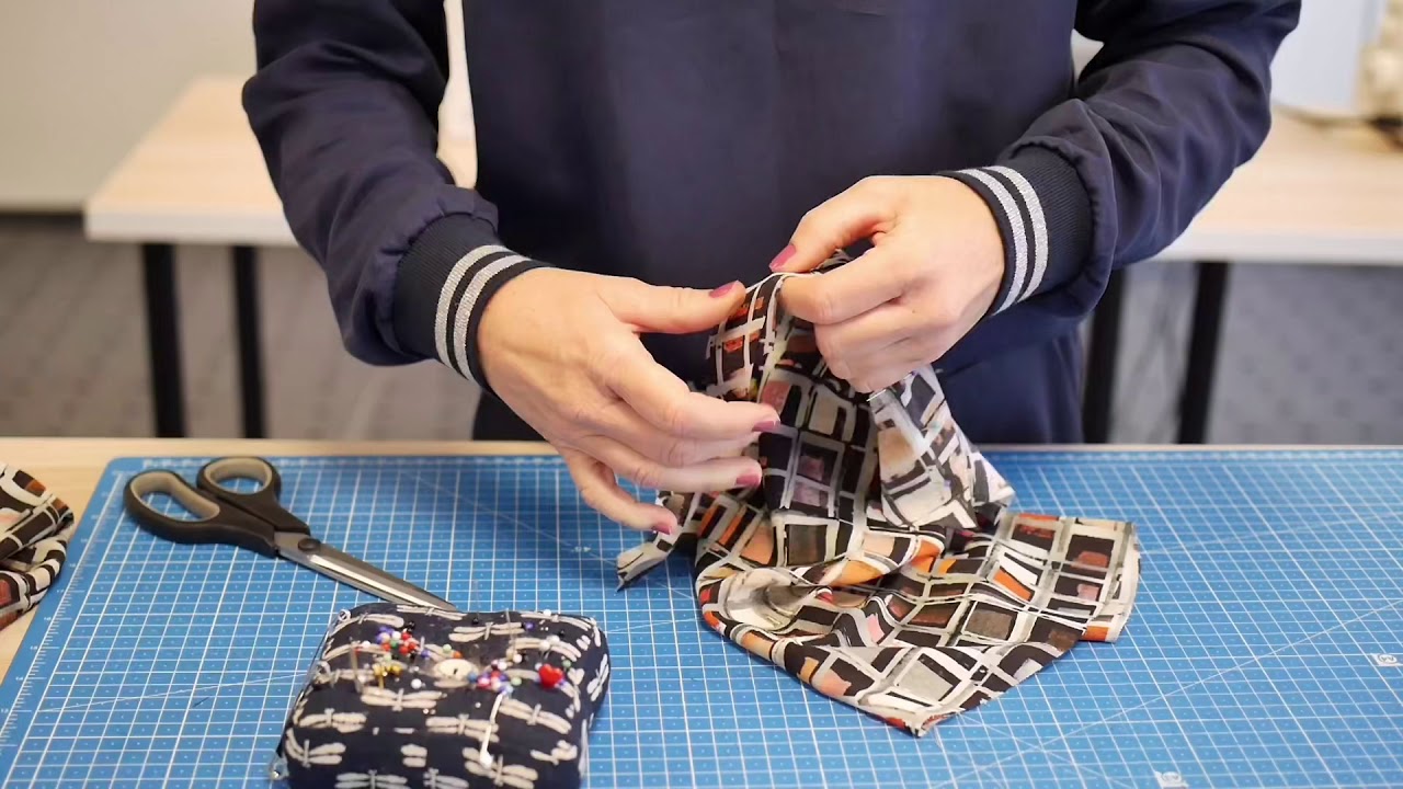 Schnittmuster Hoodie - ein Ärmelschlitz mit Manschette