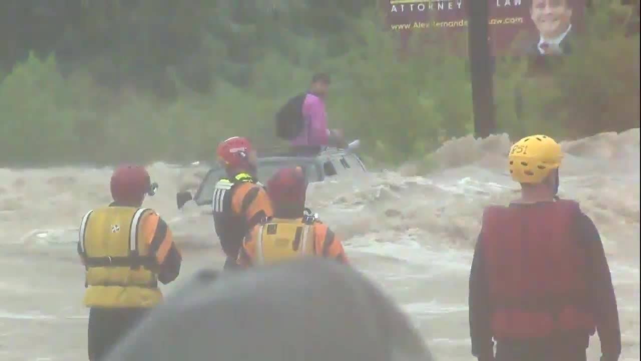 Необработанное видео: драматическое спасение людей из воды в Леон-Крик