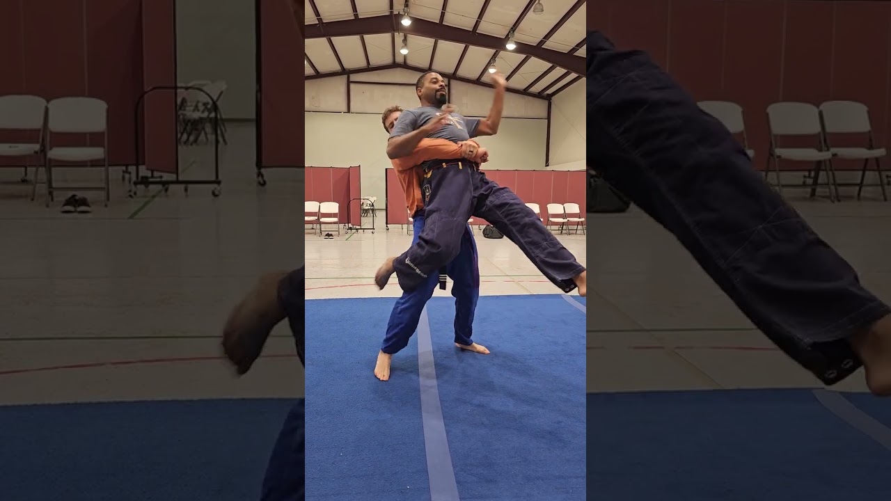 Сюрприз!! Защита от медвежьих объятий сзади