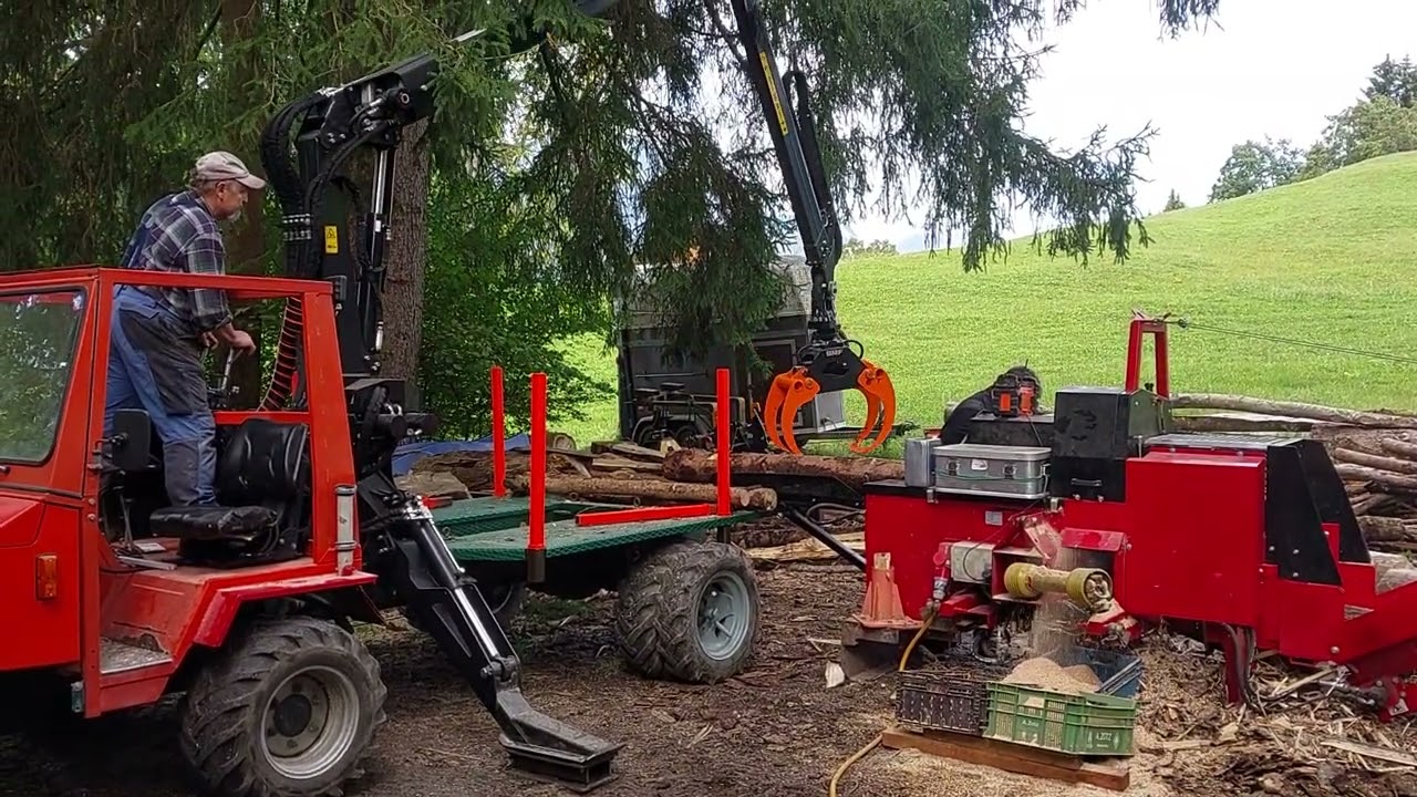 Muli 50 mit Kran beim Holzmachen