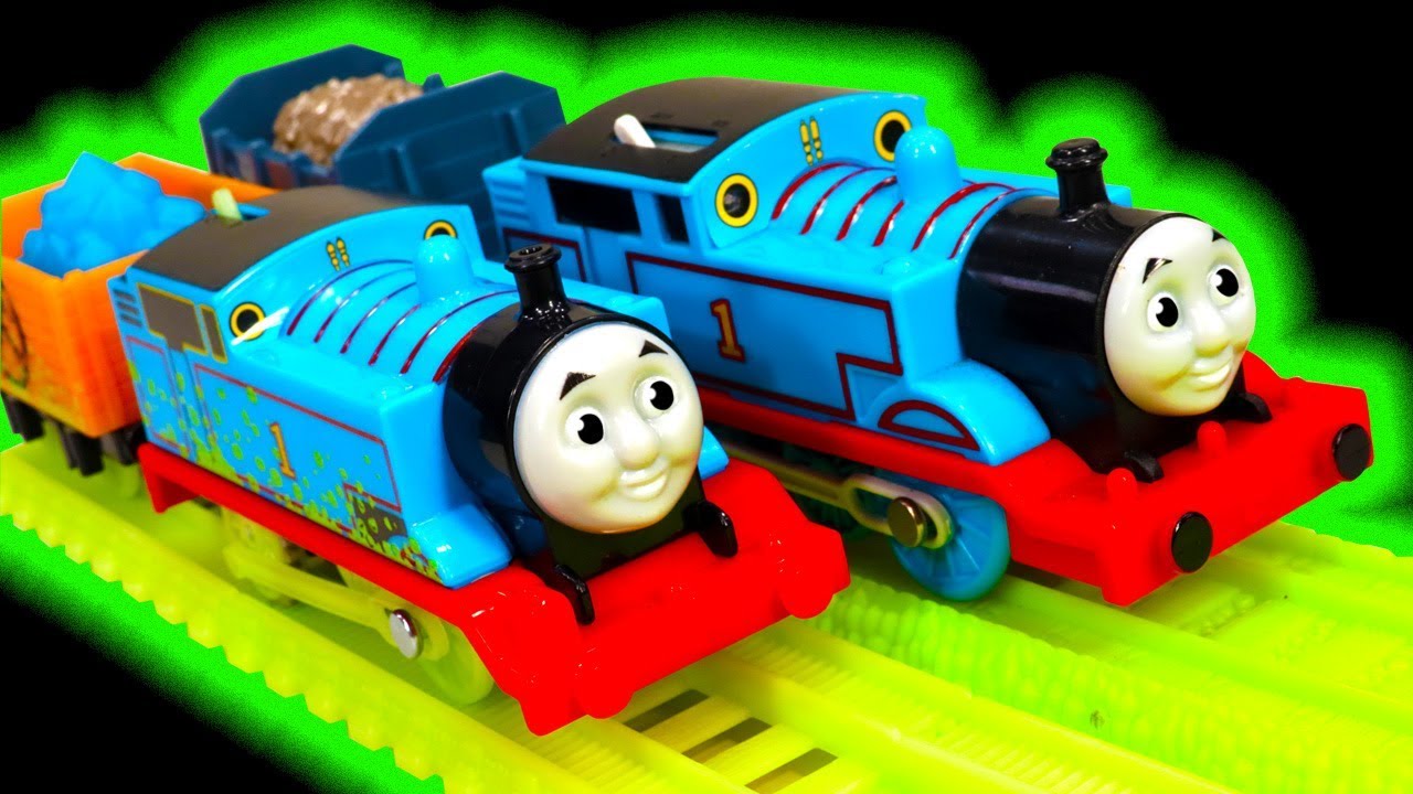 Thomas TrackMaster Glowing Mine против классических Thomas Midnight Ride, светящихся в темноте иг...