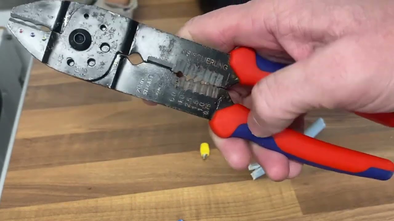 Инструмент для зачистки проводов Knipex 97 21 215: универсальный многофункциональный инструмент.