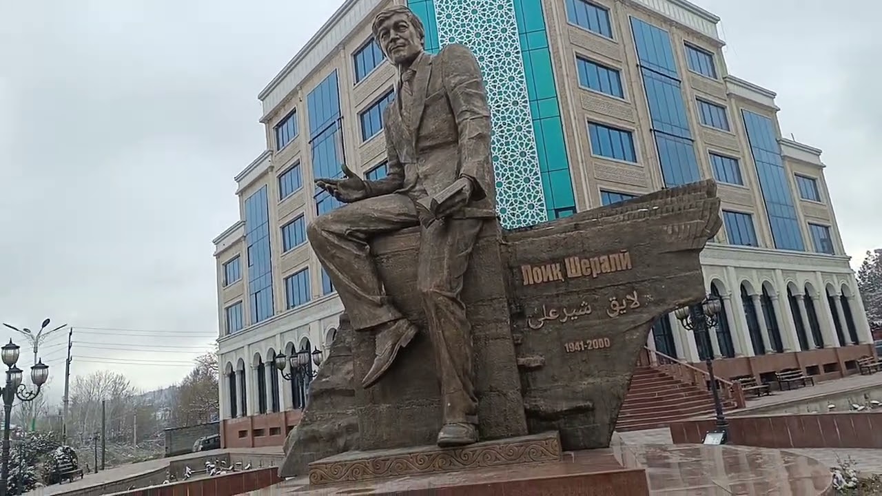Дар зиерати муҷасамаи Лоиқ Шерали, дар рузи матбуот соли 2026